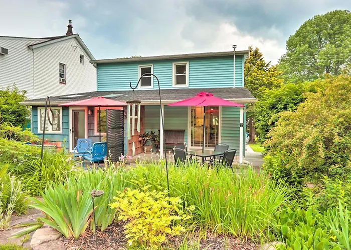 Charming Abode W/ Patio - Walk To Town + River!